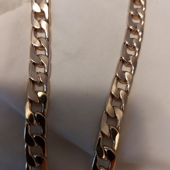 Purse chain strap gold tone perfect condition  just slightly under 50 inches - Picture 3 of 3